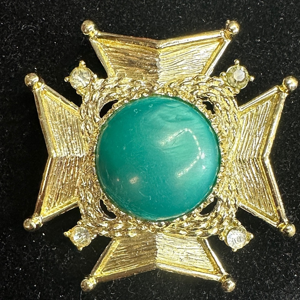 Maltese Cross Gold-Tone Women’s Brooch with Green Cabochon #262